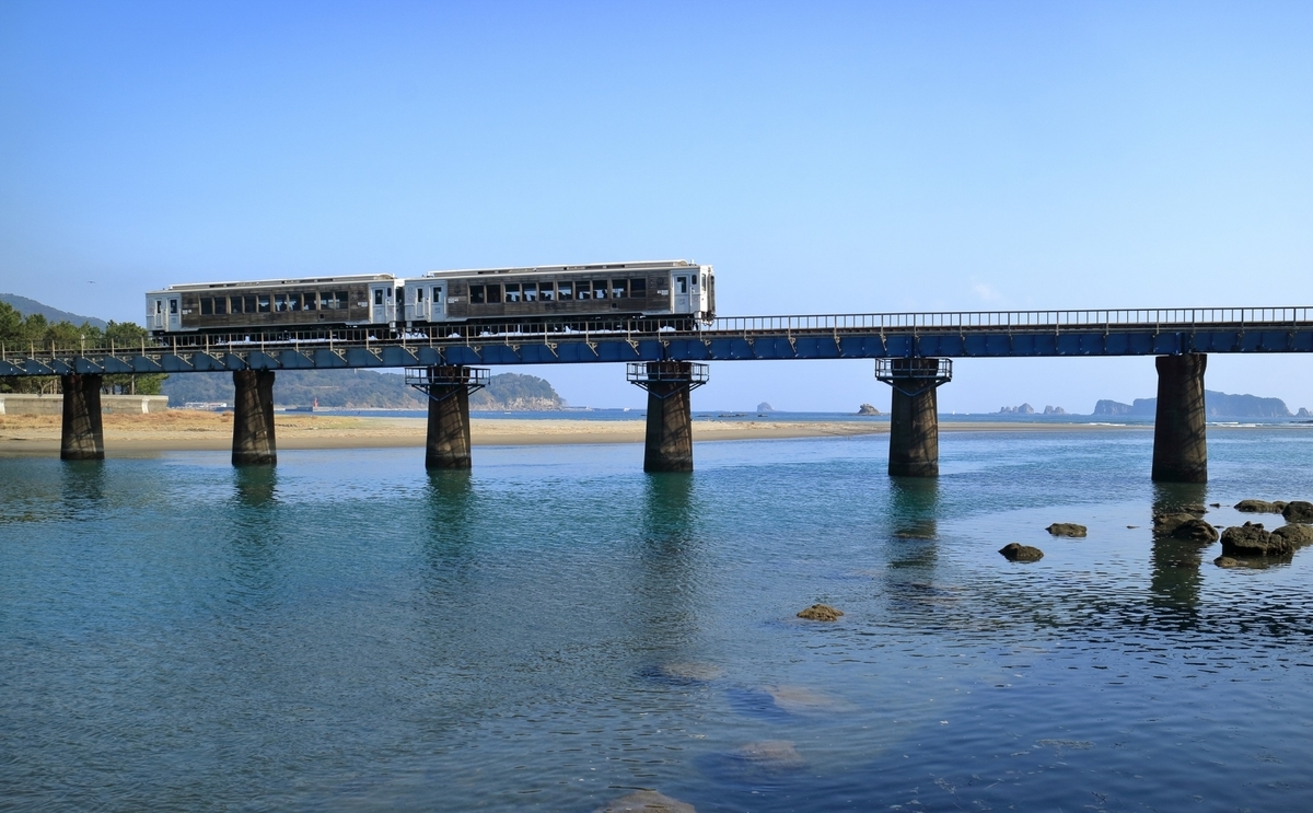 日南海岸の海上橋を走るローカル列車