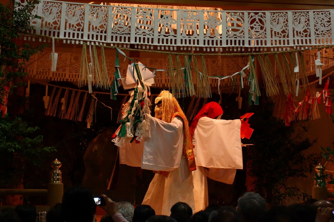 高千穂神楽の舞台で舞う神楽の奉納