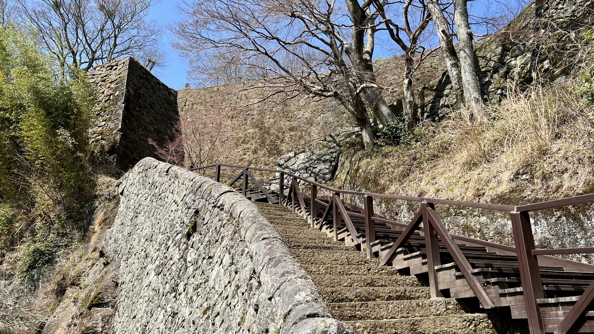 大手門へ続く石段と高い石垣を間近に見る登城路