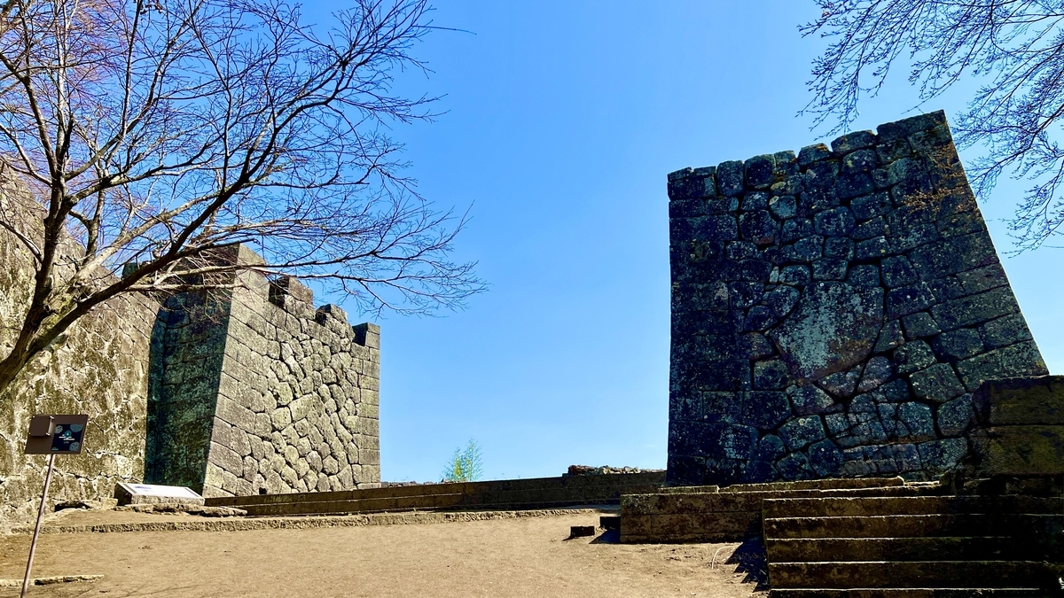 大手門跡の両側に残る巨大な石垣と門跡広場