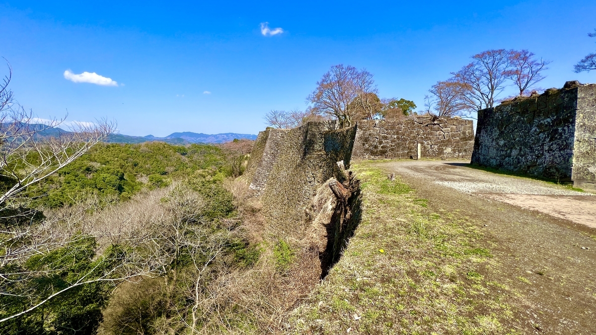 三の丸の高石垣と断崖沿いの通路