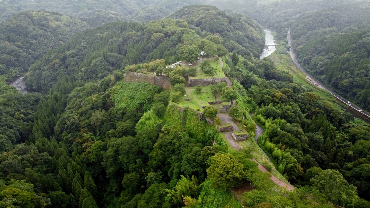 山中の遊歩道から見上げる岡城の石垣群
