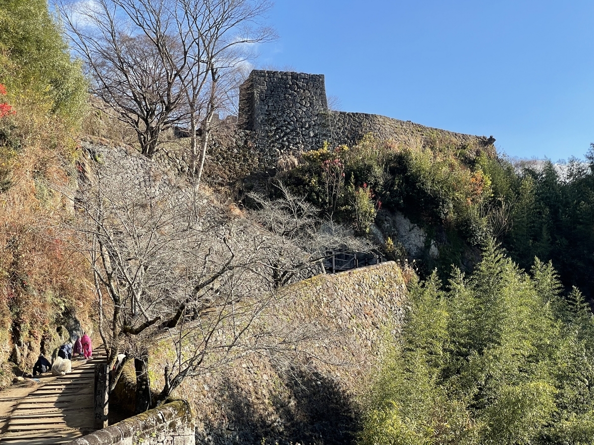 豊後竹田駅の駅舎と背後にそびえる断崖