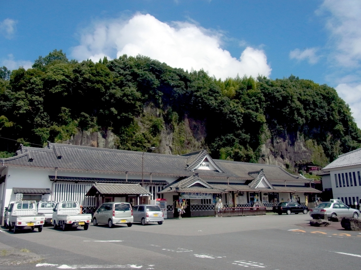 苔むした登城道と史跡岡城跡の石碑