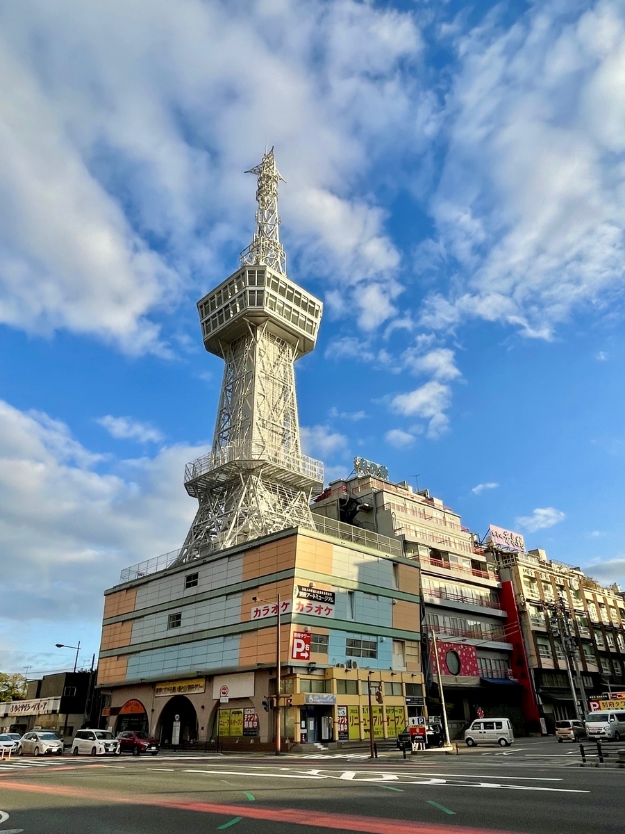 青空の下に立つ別府タワーと地上階の街並み