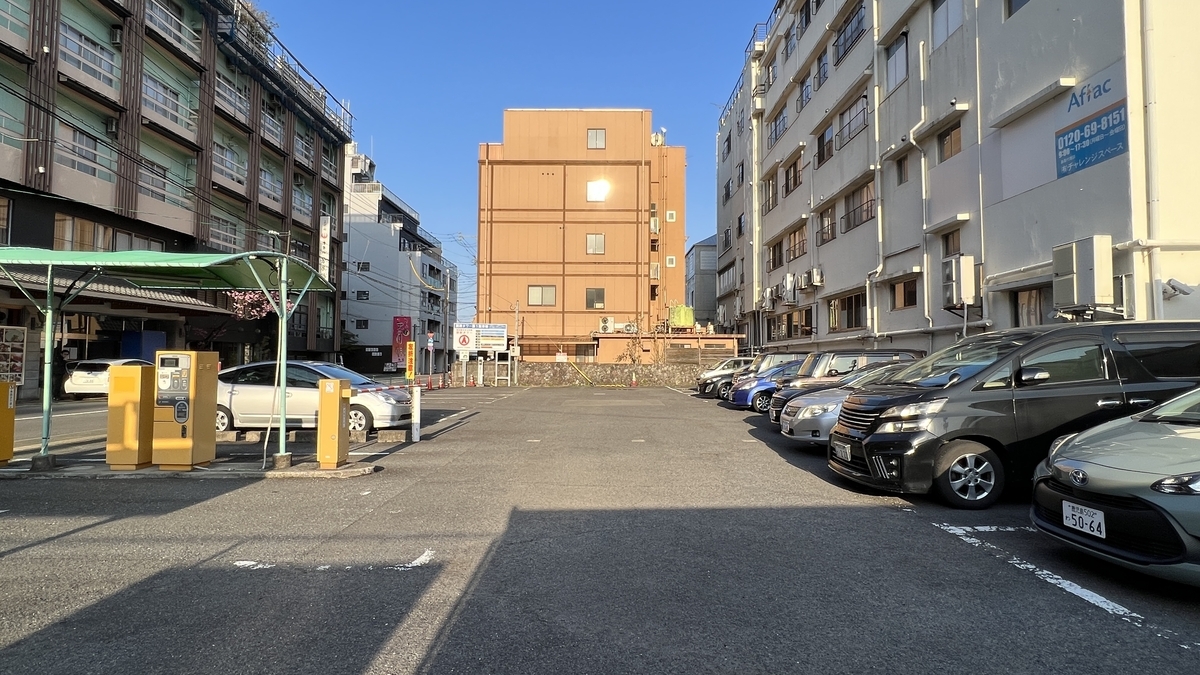 別府タワー指定駐車場の入口と並ぶ駐車スペース
