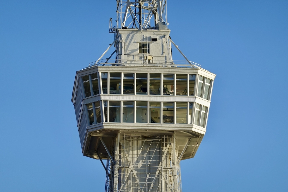 青空を背景にした別府タワー展望台のクローズアップ