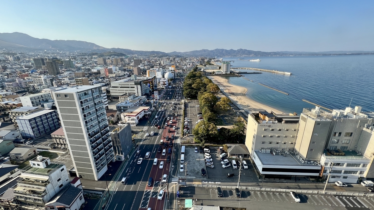 別府湾と海沿いの街並みを一望する展望台からの景色