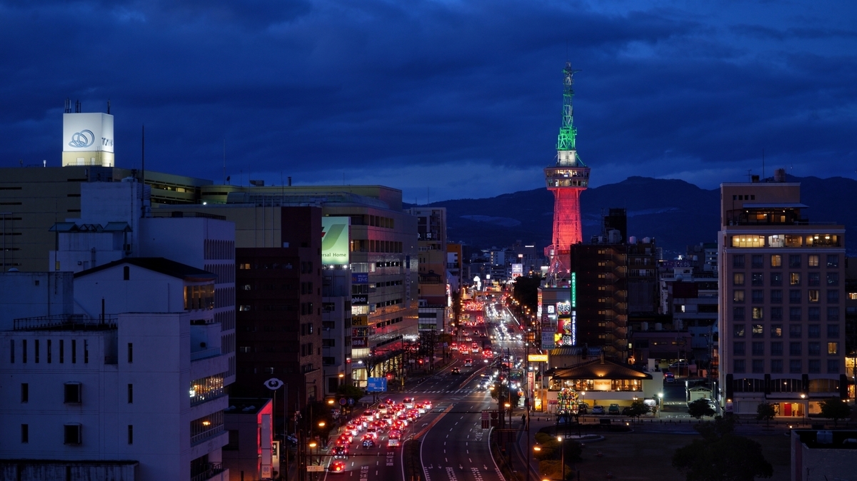 夜の別府市街に赤と緑でライトアップされた別府タワー