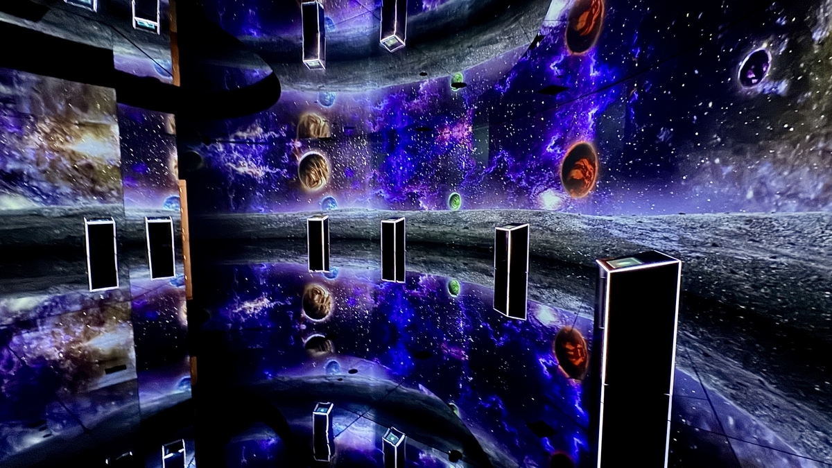 宇宙空間と惑星の映像が壁一面に映るUNIVERSEエリアの操作パネル
