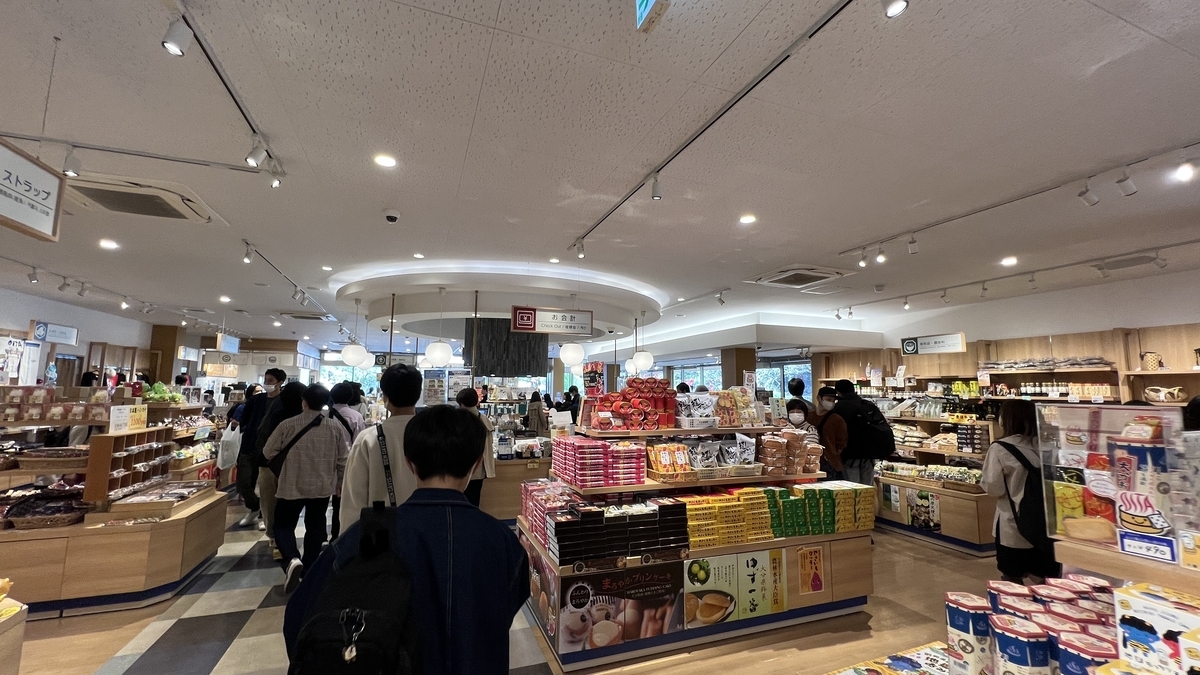 海地獄の売店で土産物が並び多くの来店客で賑わう店内の様子