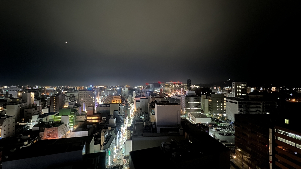 熊本市役所展望台から見下ろす夜の熊本市街 繁華街の通りに光が連なり高層ビル群が並ぶ景色