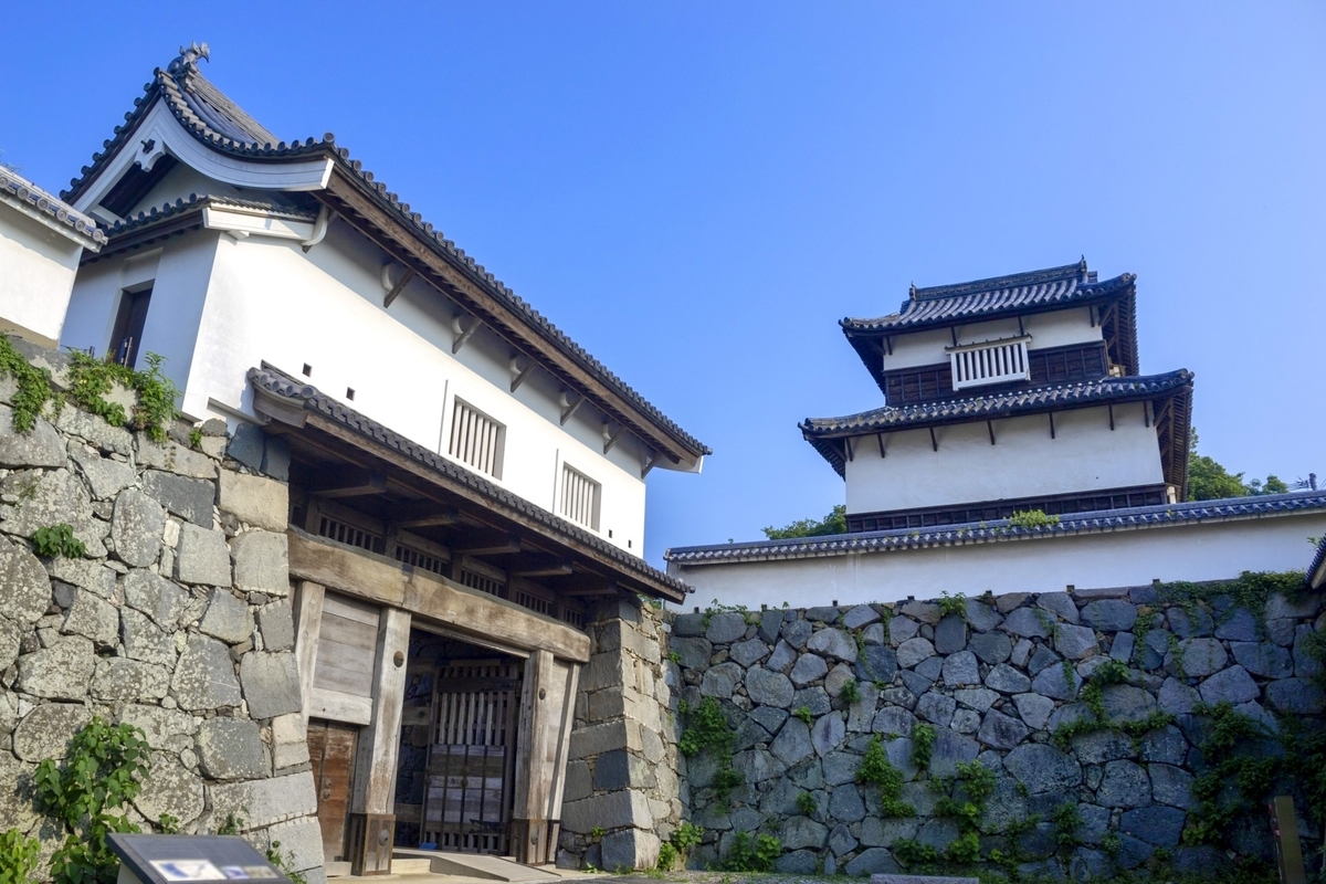 福岡城の石垣に沿って並ぶ白壁と黒瓦の多聞櫓と隅櫓
