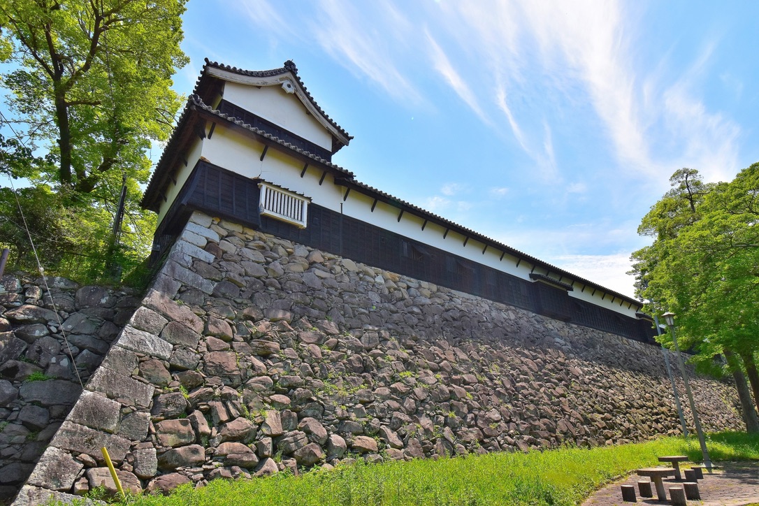 高石垣の上に建つ福岡城の白壁と黒板塀の多聞櫓外観