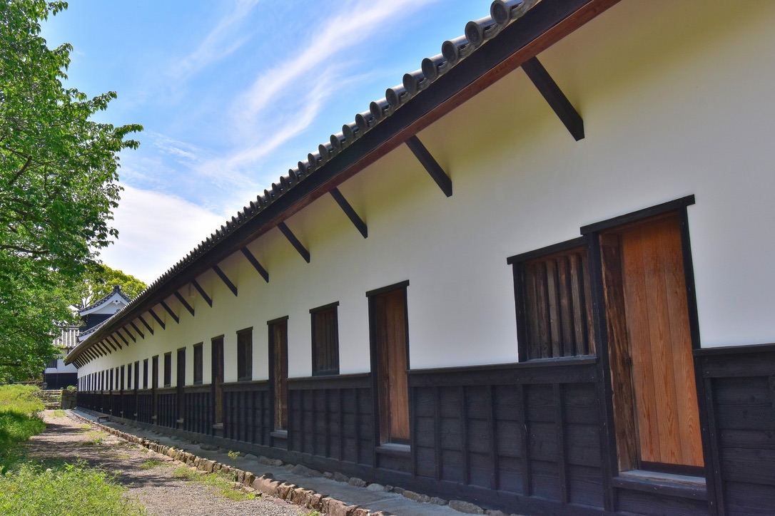 白壁と黒板塀が続く福岡城多聞櫓の長い外壁と木戸