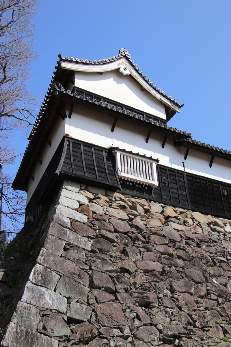 高い石垣の上に立つ福岡城多聞櫓の白壁と黒瓦の隅櫓