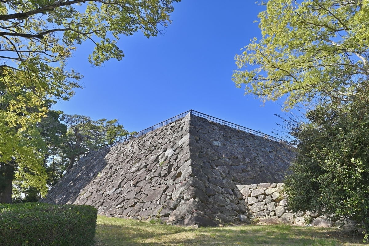 木々に囲まれた福岡城の大天守台の巨大な石垣と展望柵