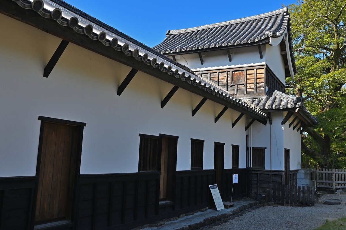 白壁と黒板塀が続く多聞櫓と奥に見える福岡城の隅櫓