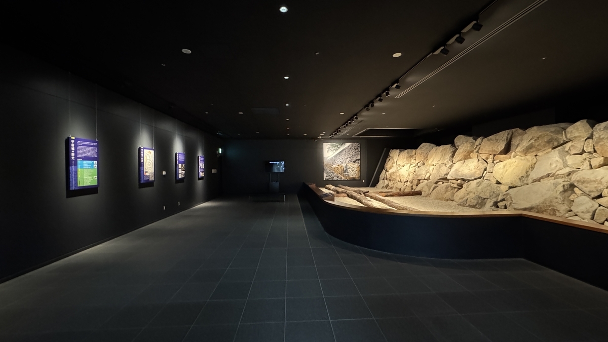 石垣展示室の通路と壁面の解説パネルが並ぶ館内全景