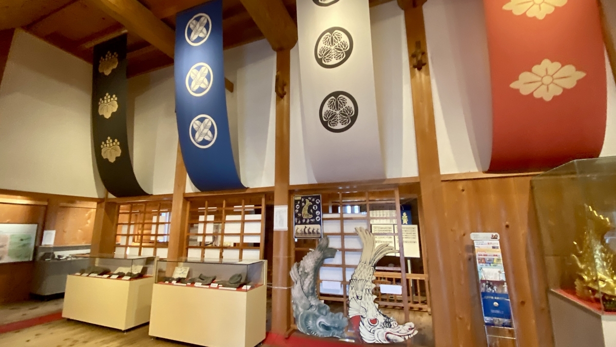 稲荷櫓の展示室に並ぶ家紋入り幕と展示ケース
