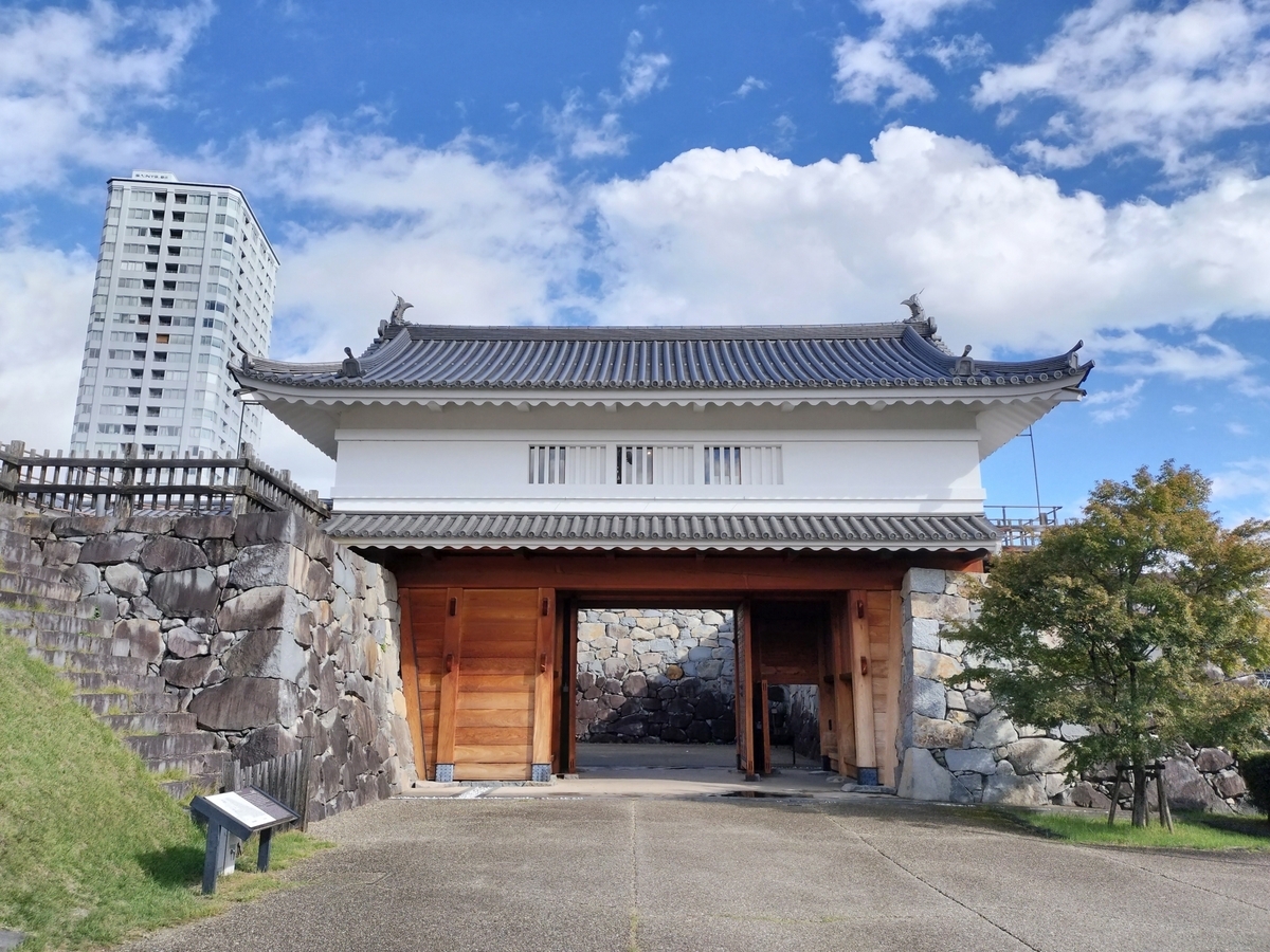石垣に囲まれた山手御門の正面と白壁の櫓門