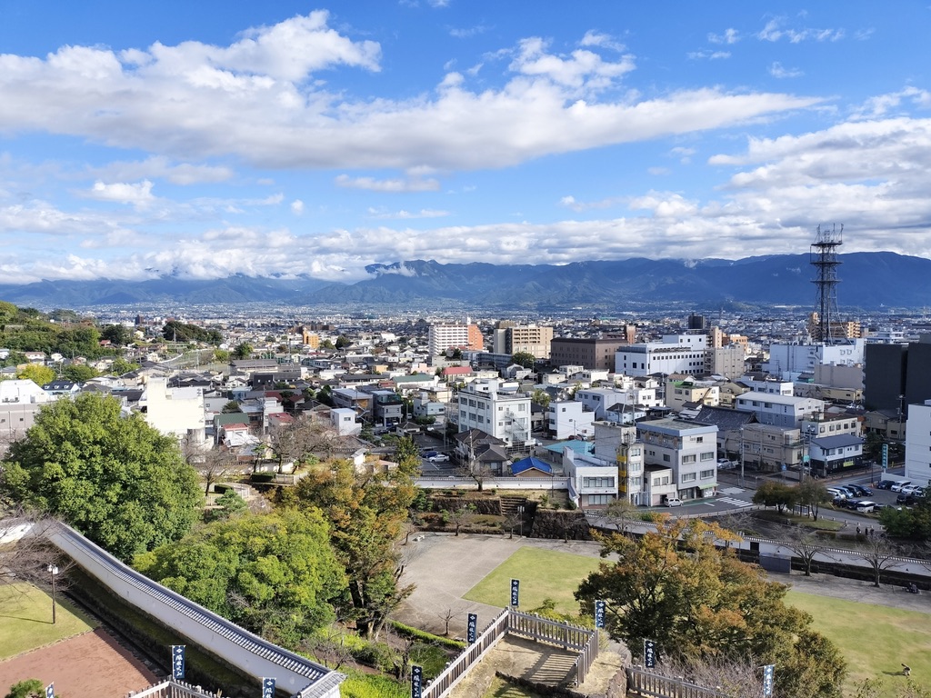 天守台から望む甲府市街地と遠くの山並み