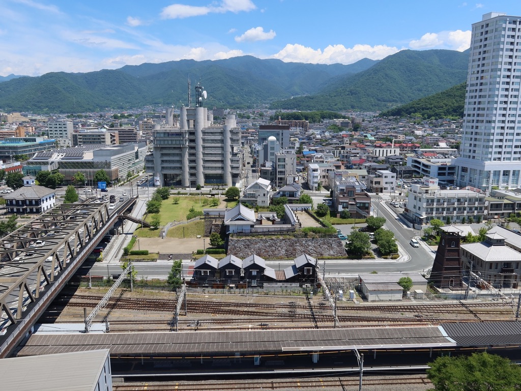 甲府駅の線路と市街地を見下ろす天守台の眺め