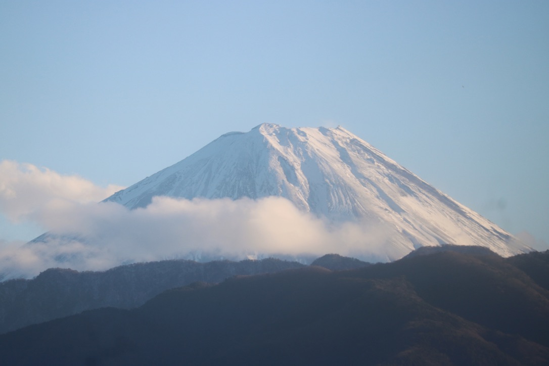 雲海の上にそびえる雪化粧の富士山のアップ