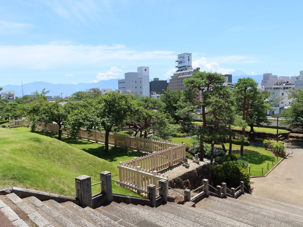 石段の上から見下ろす鍛冶曲輪の芝生と松の庭園
