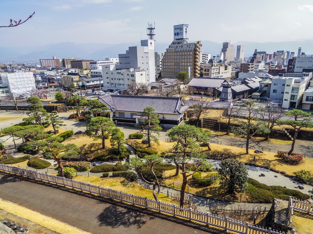 白砂の枯流れが広がる鍛冶曲輪の日本庭園