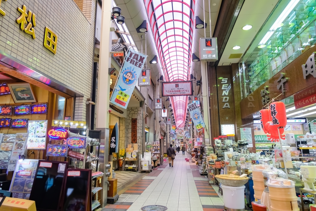 千日前道具屋筋商店街のアーケードと左右に並ぶ調理道具店の商品棚