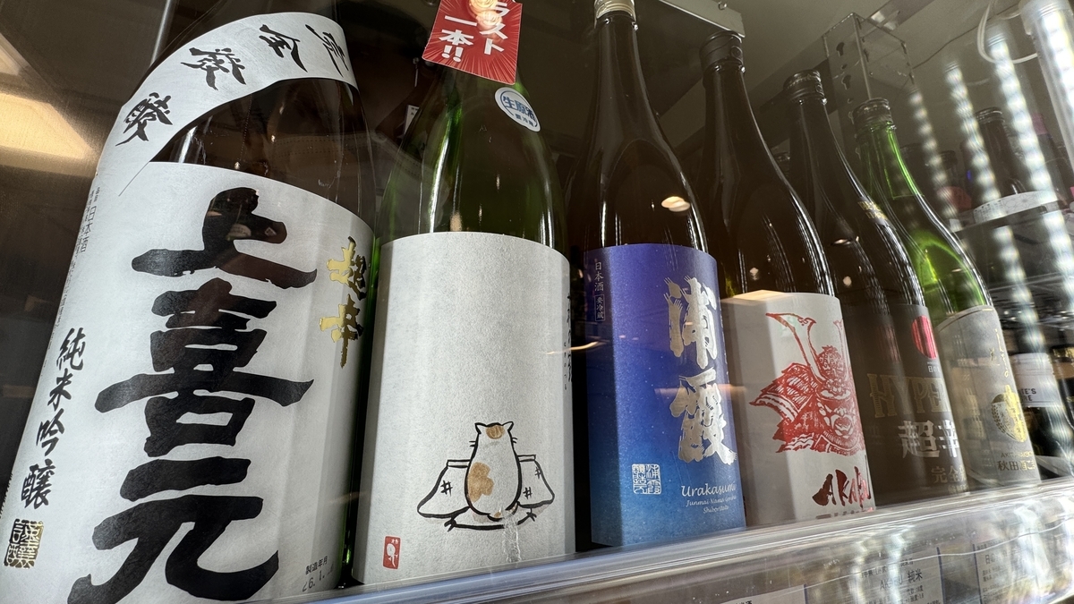 個性的なラベルが並ぶ日本酒のボトル棚