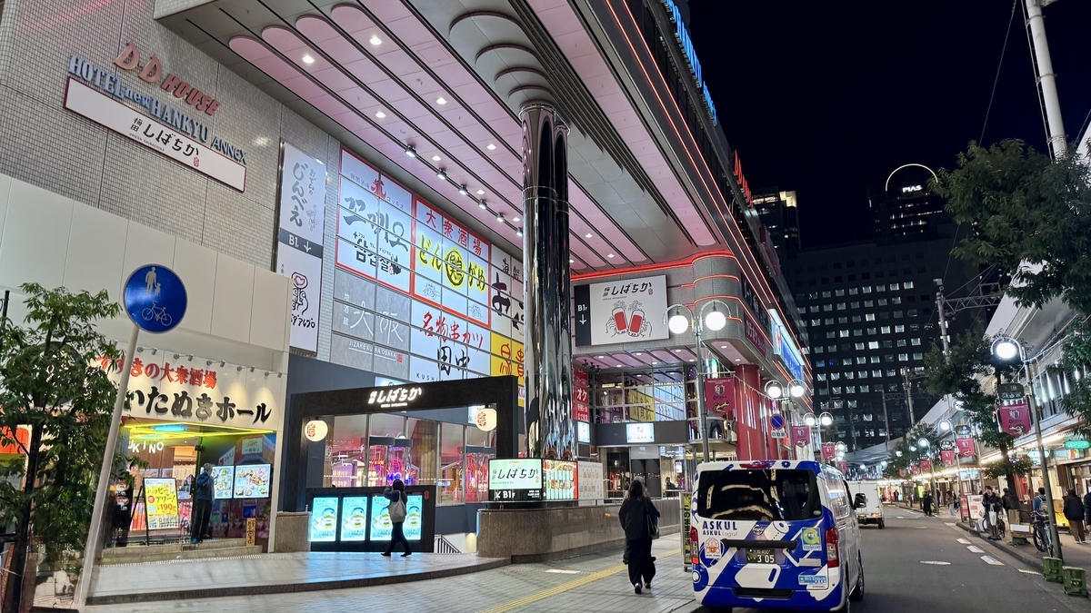 D D HOUSEしばちかの夜景外観と地下飲食街入口前の通り