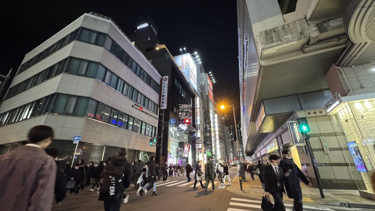 阪急大阪梅田駅北側の夜の街並みと高架下へ向かう多くの歩行者