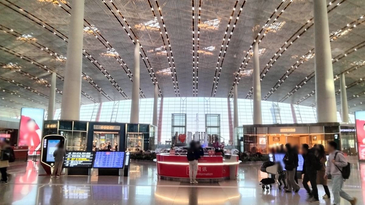 青空の銀座四丁目交差点に建つ時計塔付き和光本館と周囲の商業ビル