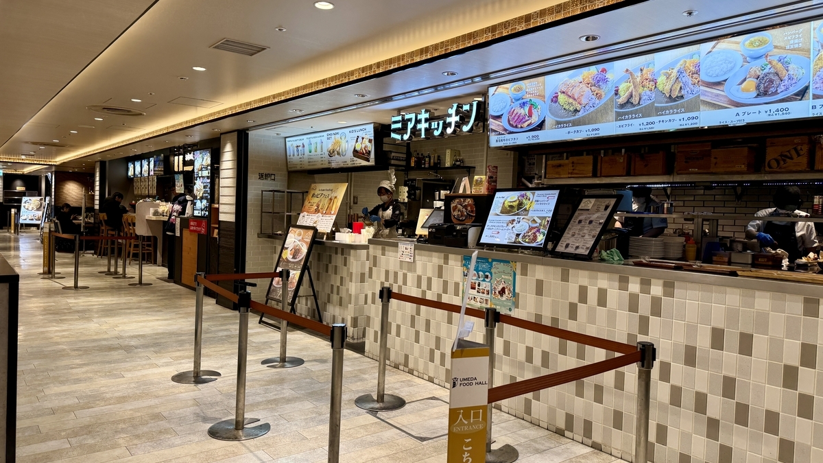 PESCAのロゴとパスタやピザの写真付きメニューが並ぶイタリアン店舗前