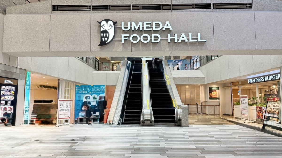 中央の時計オブジェ越しに各店舗と来訪者の様子が見えるフードホール中心広場