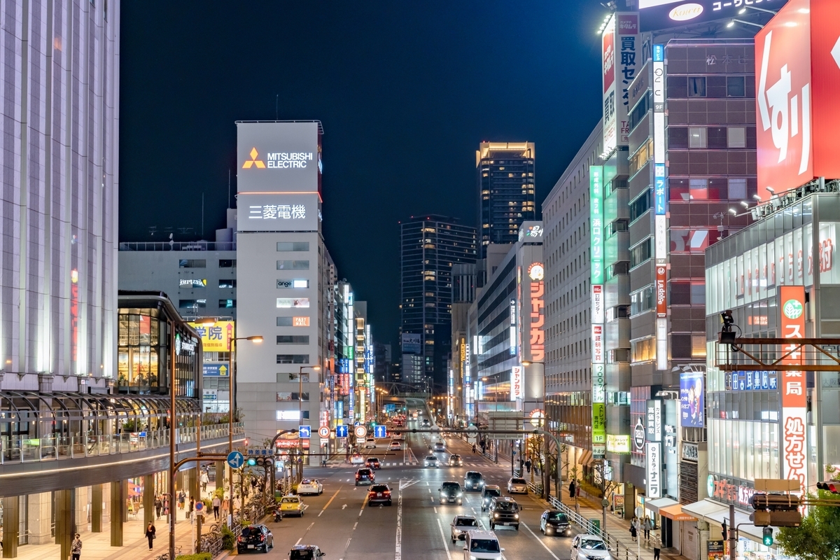 阪急三番街北館の案内表示の先に続く木目調の通路とUMEDA FOOD HALLの入口