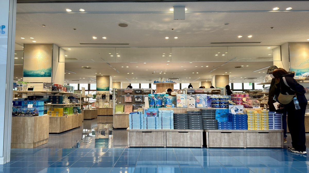 エントランスビル2階のミュージアムショップ店内全景