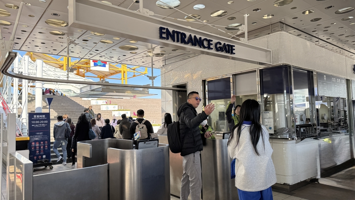 eチケット利用者が進む海遊館の入場ゲート前