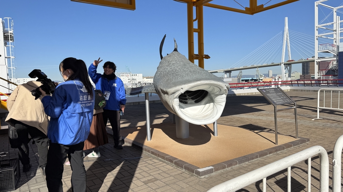 海遊館入口で来館者を迎えるジンベエザメの大型モニュメント
