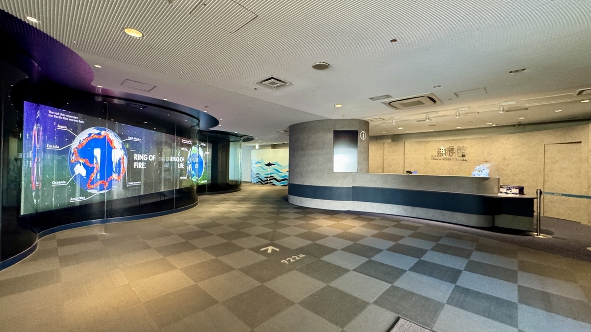 海遊館エントランスに設置された映像演出の大型ディスプレイ