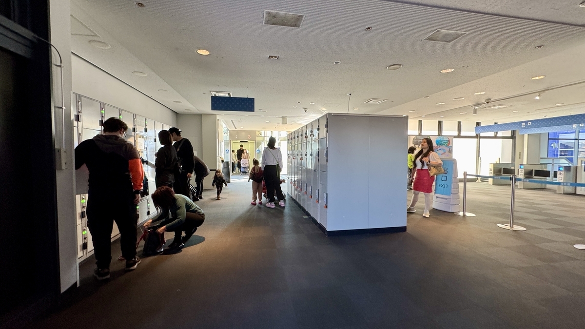 海遊館エントランスロビーに並ぶコインロッカー