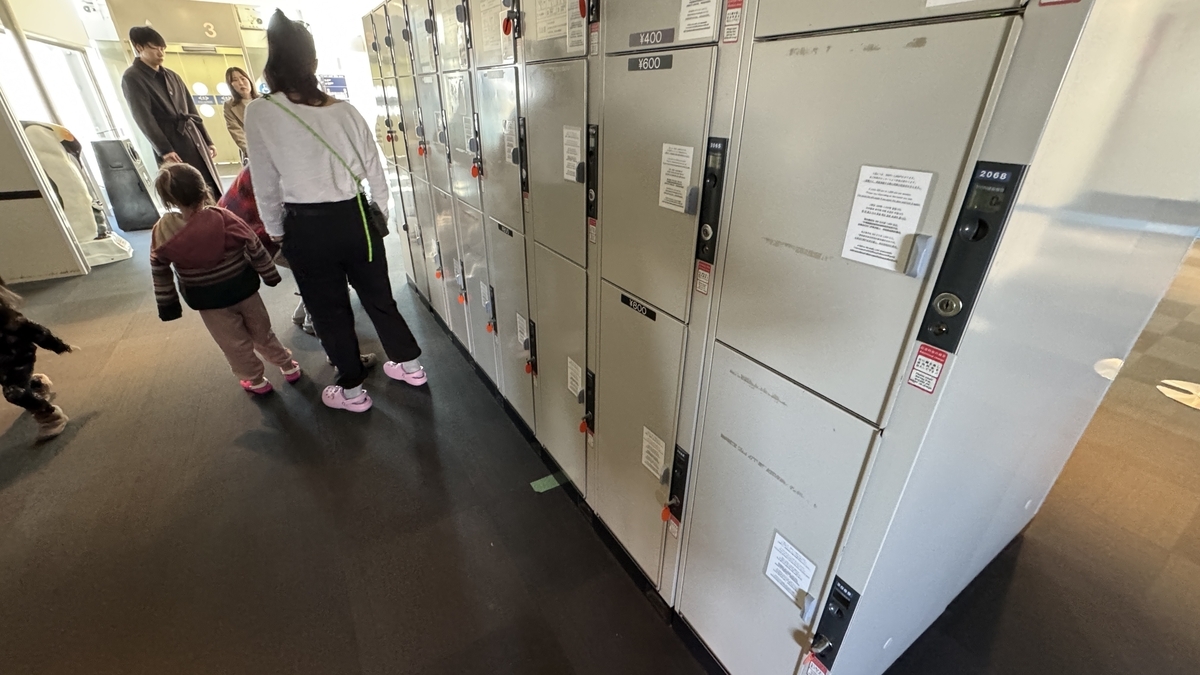 散策前に荷物を預けられるコインロッカー周辺の通路