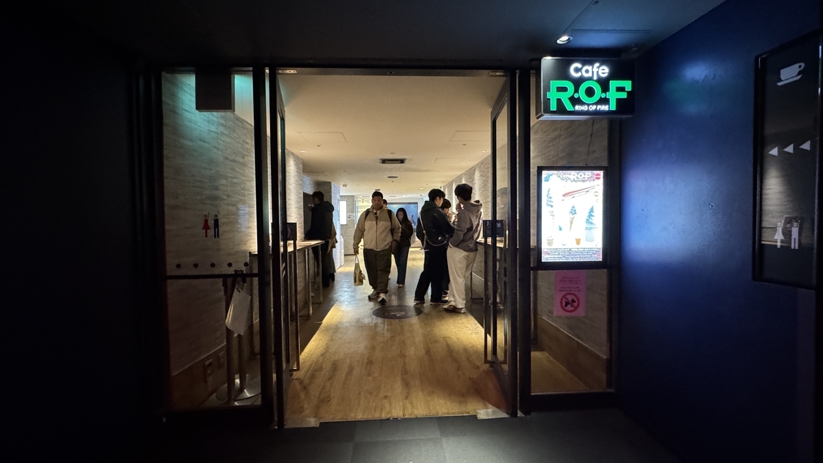 常設展示後に立ち寄れるカフェアールオーエフの店内