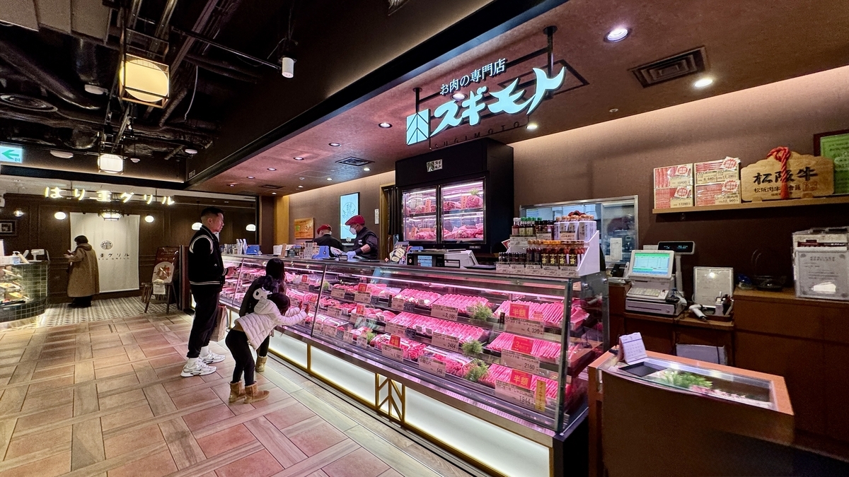精肉店スギモトのショーケースに並ぶ黒毛和牛