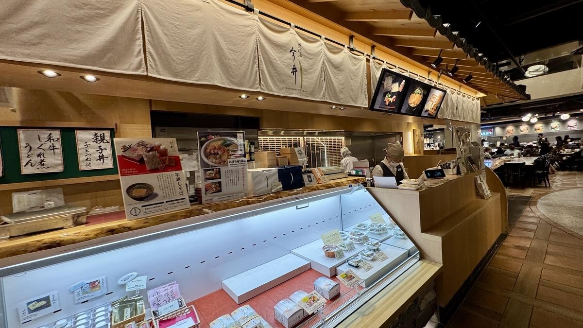 出汁料理店のカウンターと持ち帰り惣菜が並ぶ売り場