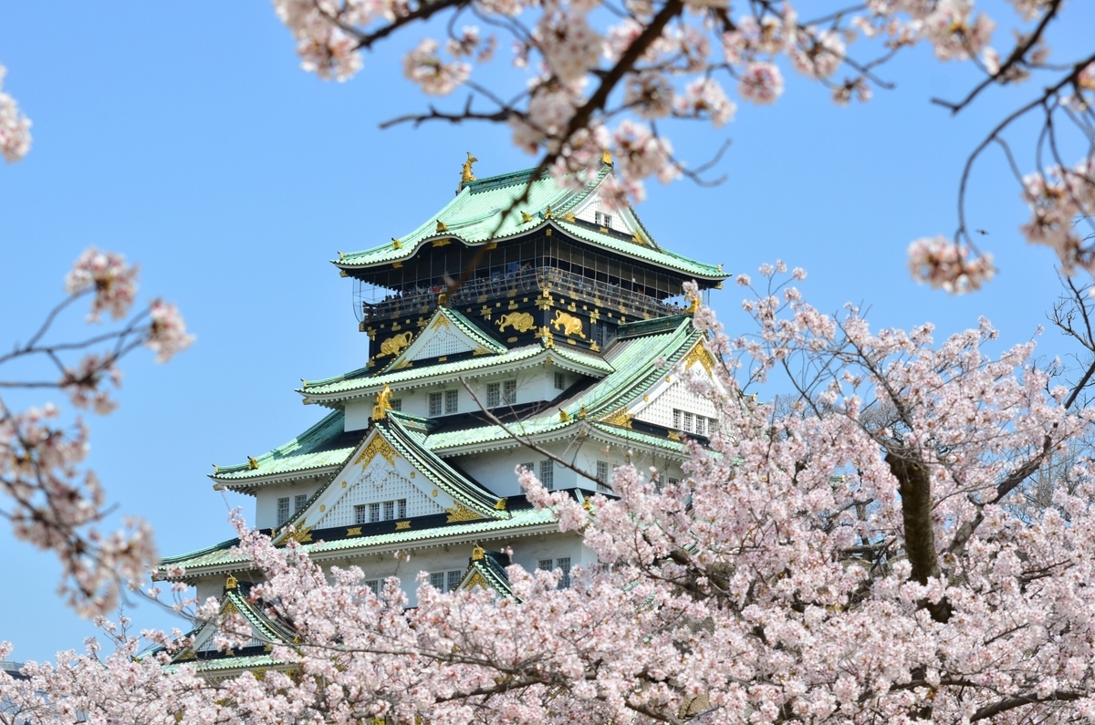 桜越しに見上げる春の大阪城天守閣
