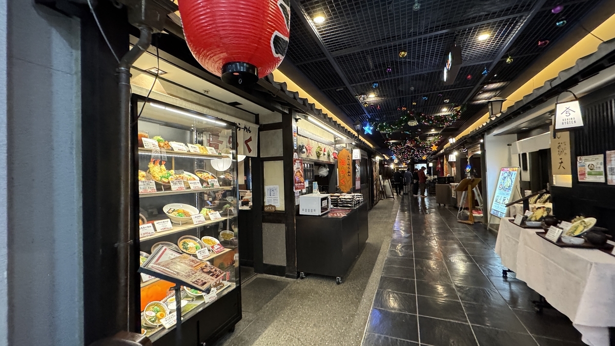 提灯と飲食店が並ぶ滝見小路の通路