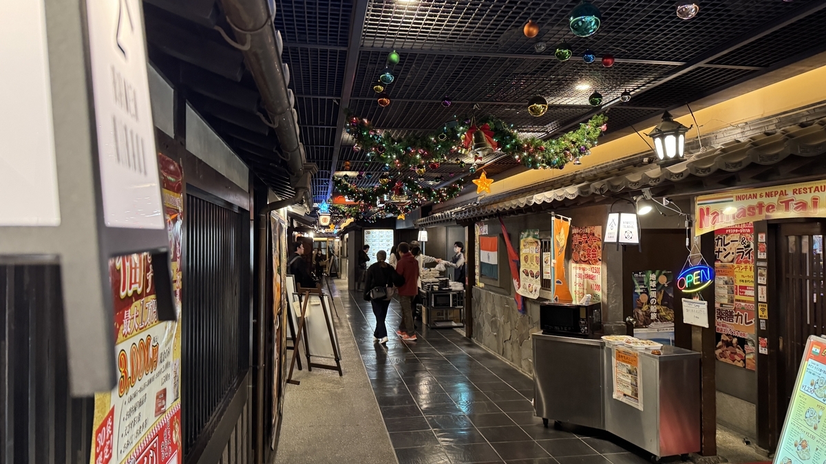 店舗が並ぶ滝見小路のメイン通路